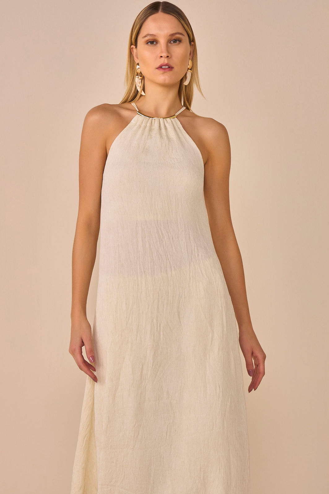 Vestido maxi midi em blend de linho com efeito levemente plissado. Acompanha saia forro 95618 Linzzi Vestido maxi midi em blend de linho com efeito levemente plissado. Acompanha saia forro 95618 Linzzi