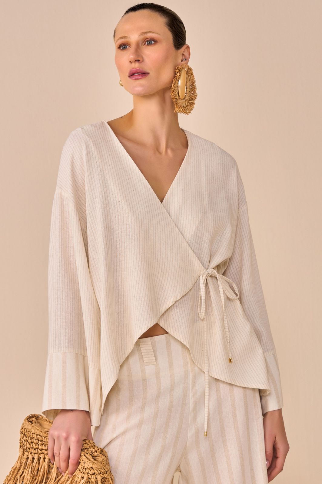 Blusa com amarração em blend de linho listrado 94726 Linzzi