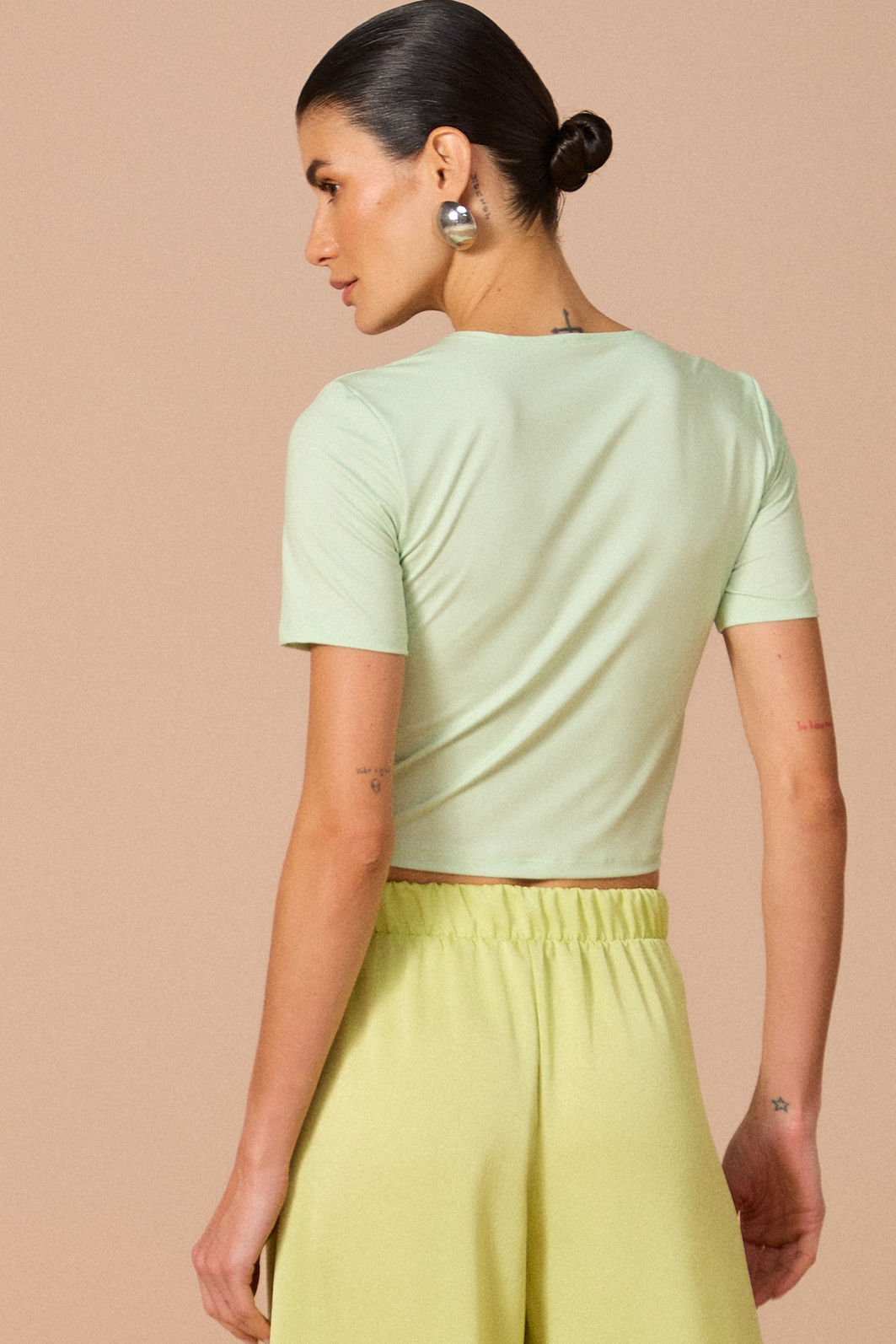 Blusa cropped com torção em malha delicate 82879 Linzzi Blusa cropped com torção em malha delicate 82879 Linzzi