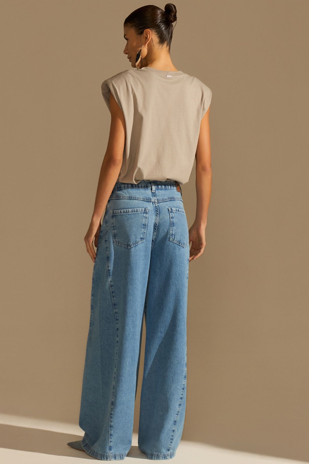 Calça wide leg em denim com leve aplicação de foil prata 94441 Linzzi Calça wide leg em denim com leve aplicação de foil prata 94441 Linzzi