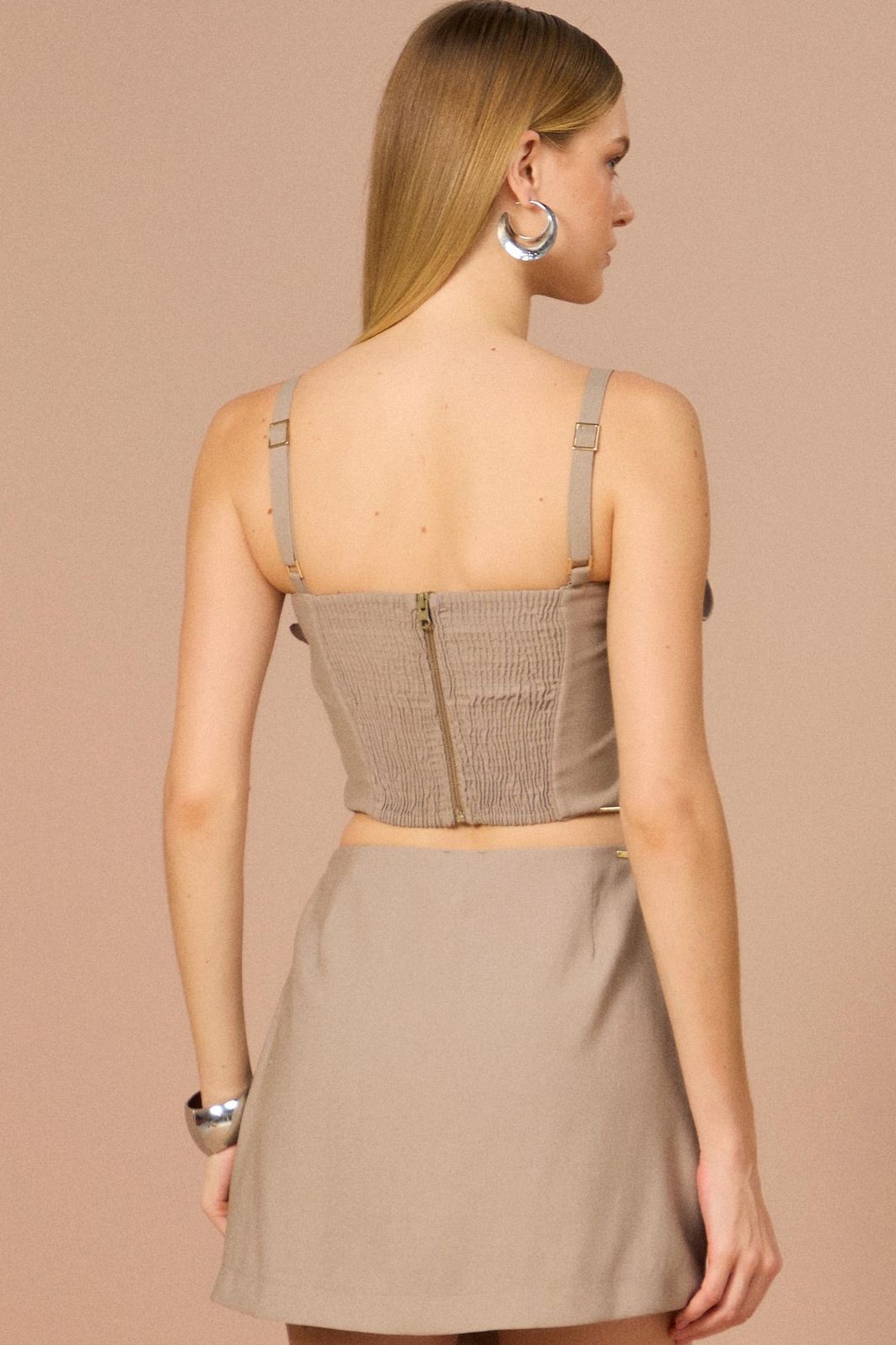 Top com decote orgânico em crepe estilo alfaiataria 84635 Linzzi Top com decote orgânico em crepe estilo alfaiataria 84635 Linzzi