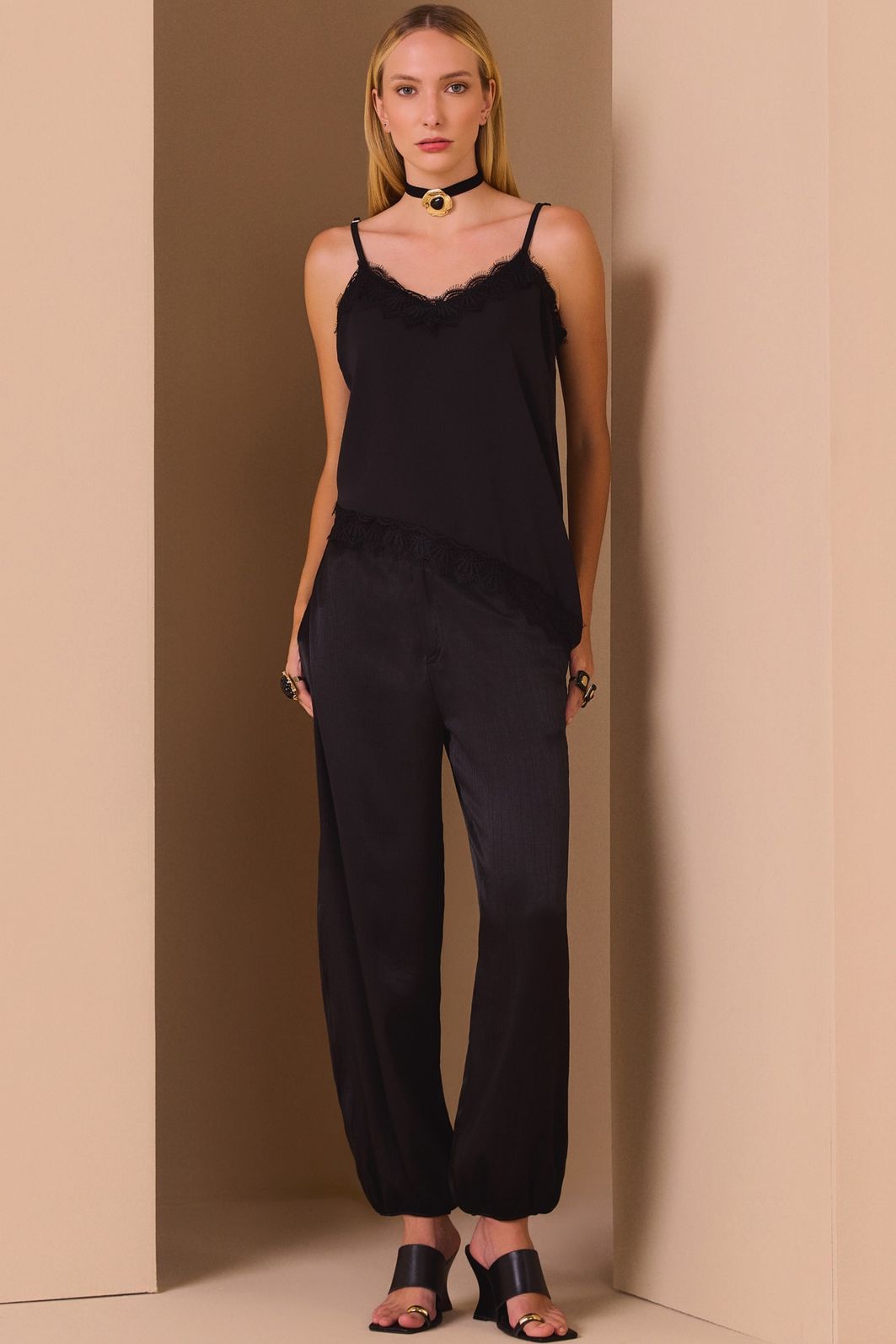 Blusa de alça assimétrica em crepe premium 98316 Linzzi Blusa de alça assimétrica em crepe premium 98316 Linzzi