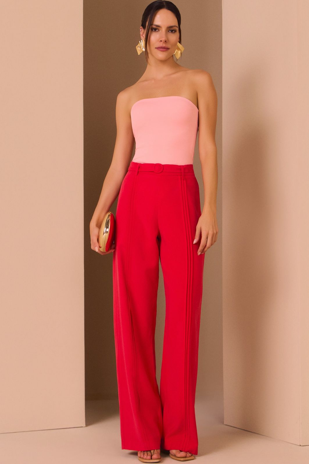 Calça reta em tecido alfaiataria peach touch. Acompanha cinto no mesmo tecido 97886 Linzzi Calça reta em tecido alfaiataria peach touch. Acompanha cinto no mesmo tecido 97886 Linzzi