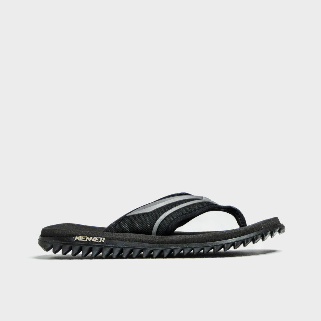 Chinelo Kenner Kivah Tira Emborrachada Aplicação Metal Logo Solado Tratorado Preto Chinelo Kenner Kivah Tira Emborrachada Aplicação Metal Logo Solado Tratorado Preto