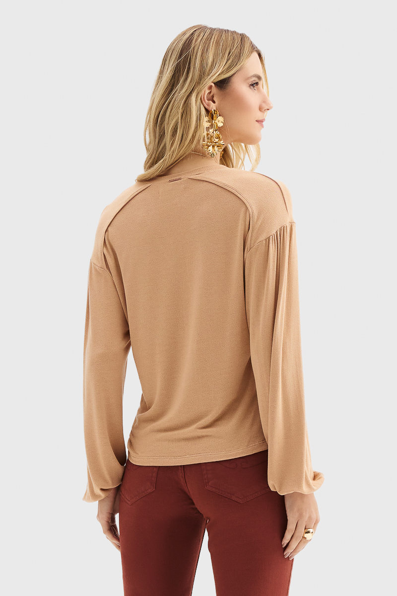 Blusa Flor de Lis Viscose Elastano Decote V Manga Longa com Babado Lisa Bege Blusa Flor de Lis Viscose Elastano Decote V Manga Longa com Babado Lisa Bege