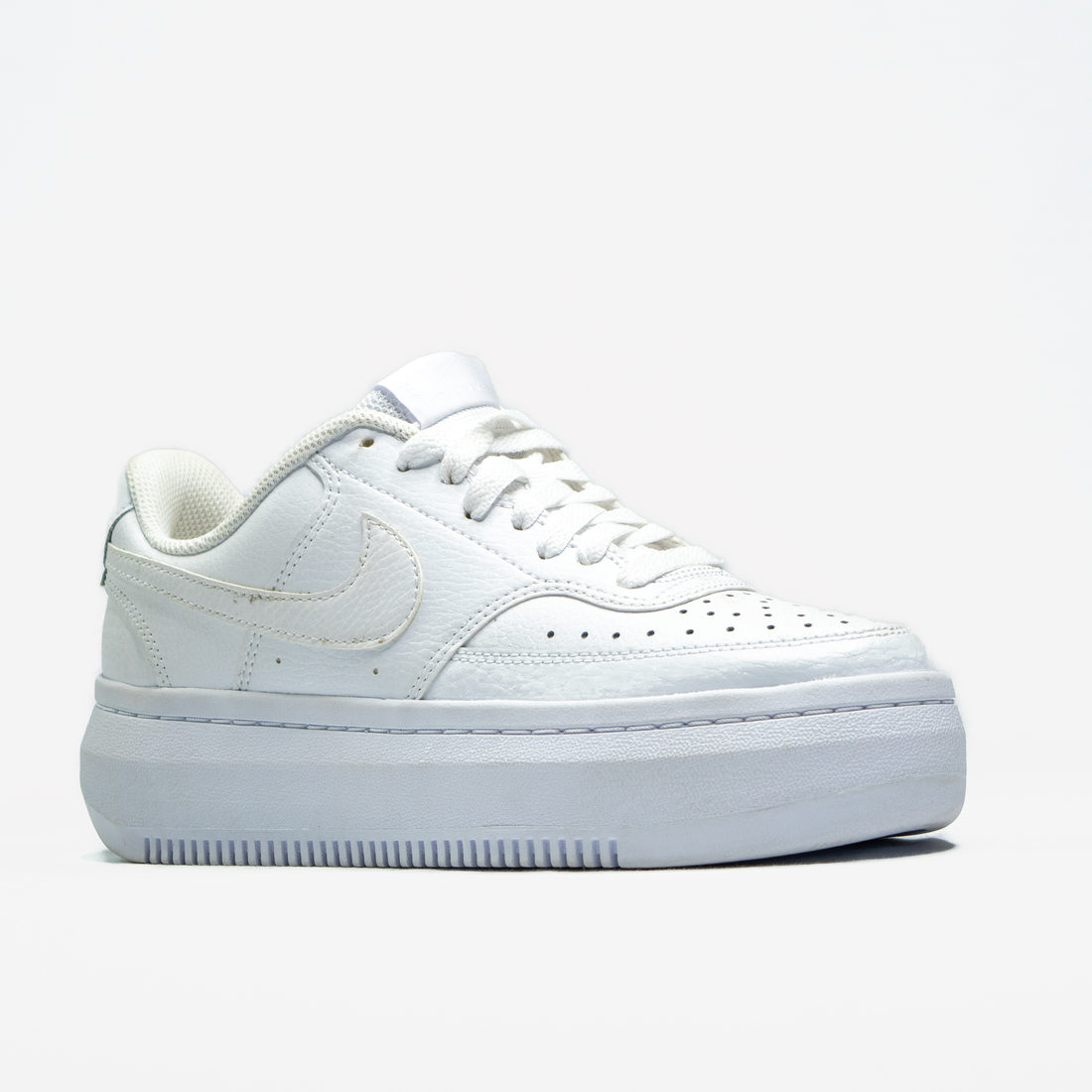 Tênis Nike Corino Flatform Microperfuros com Recortes Lateral Logo Solado Tratorado Branco