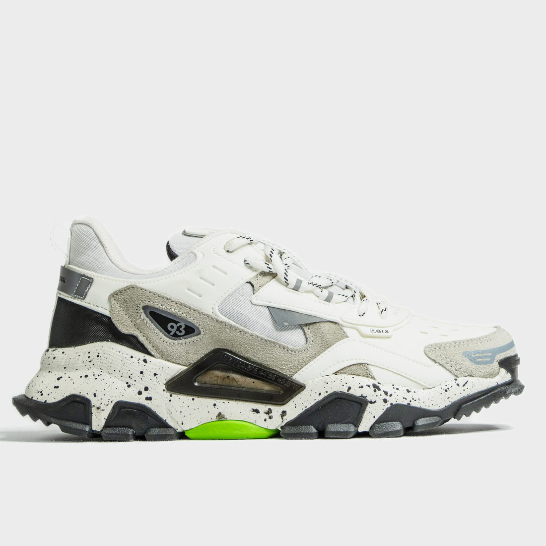 Tênis Chunky Qix Trek Recortes Camurça Detalhe Microperfuros Solado Tratorado Acompanha Sacola Branc