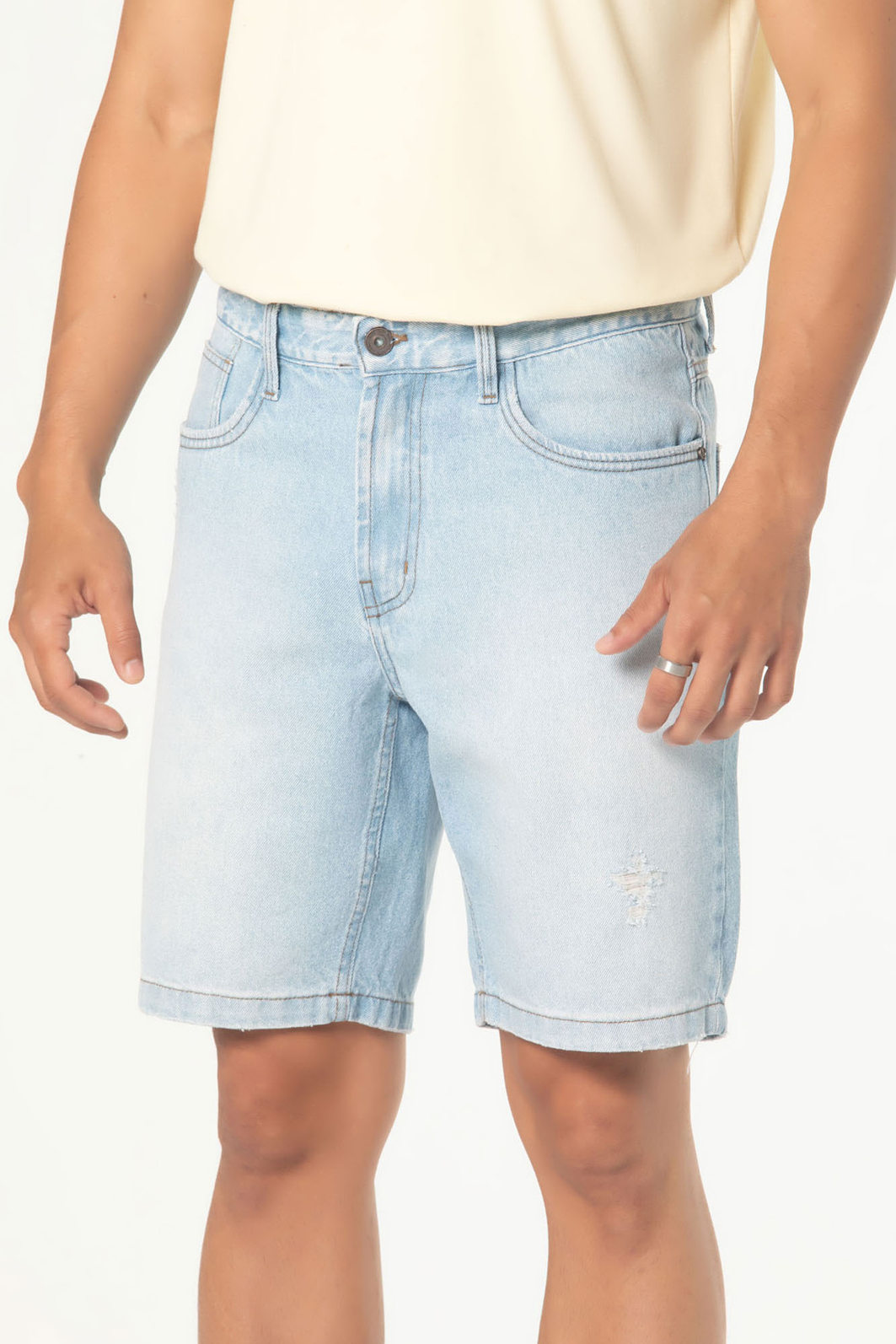 Bermuda Dlz Jeans Slim com Bolso Aplicação Metal Logo Detalhe Desfiado Azul Claro Bermuda Dlz Jeans Slim com Bolso Aplicação Metal Logo Detalhe Desfiado Azul Claro