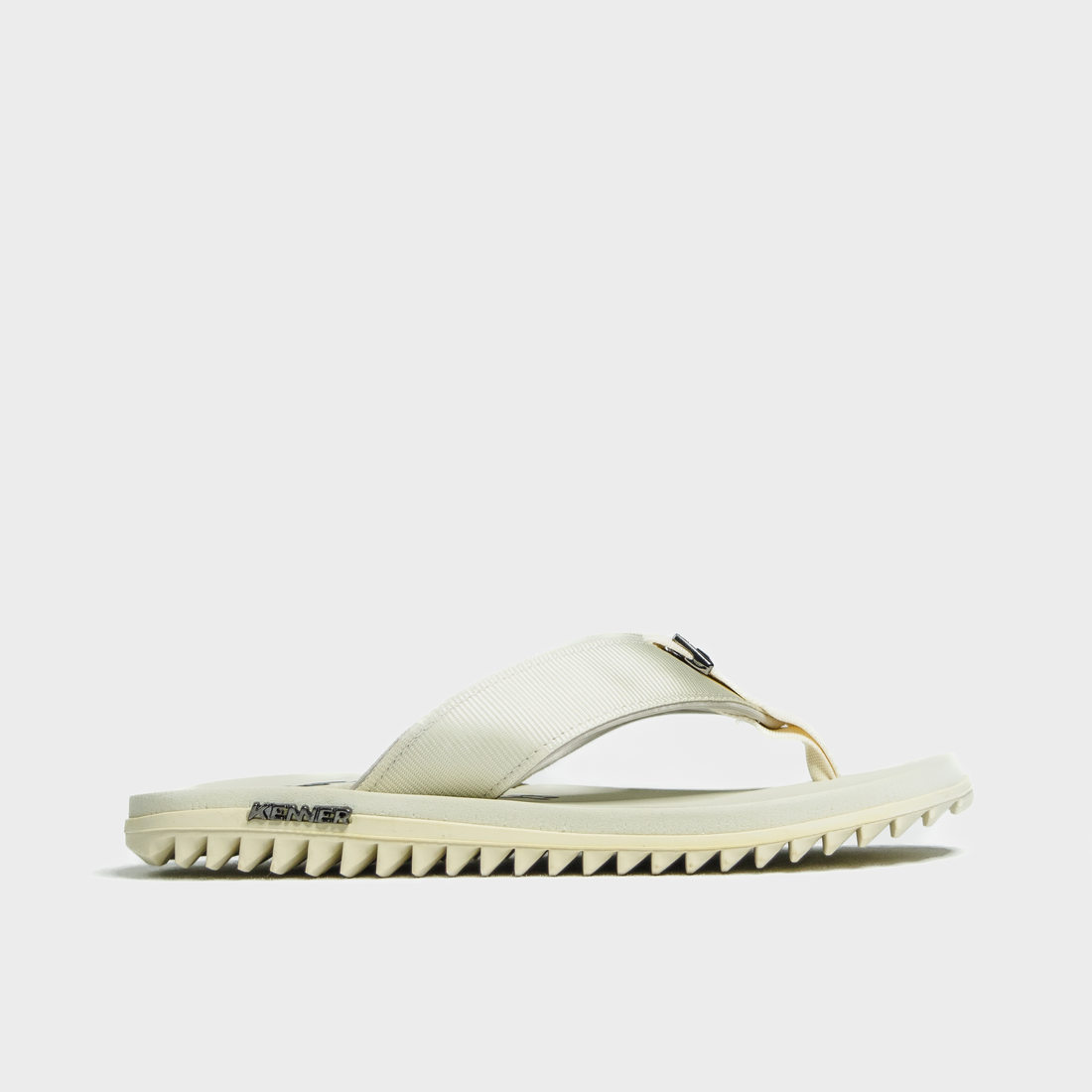 Chinelo Kenner Kivah Tira Metal Logo Solado Tratorado Off White