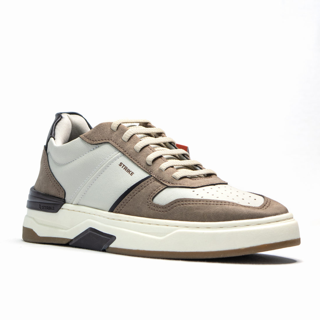 Tênis Strike Space Bicolor Cadarço Elástico Detalhe Microperfuros Solado Tratorado Bege Tênis Strike Space Bicolor Cadarço Elástico Detalhe Microperfuros Solado Tratorado Bege