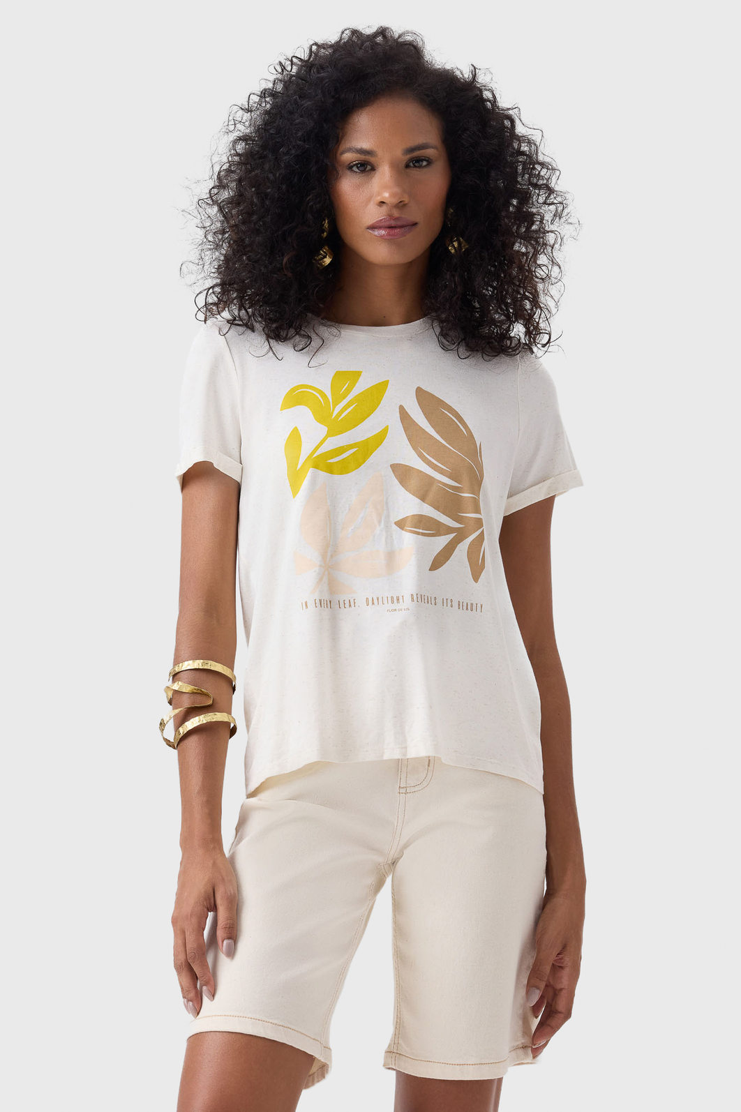 Blusa Flor de Lis Viscose Linho Manga Curta Estampa Folha Detalhe Escrita Bege