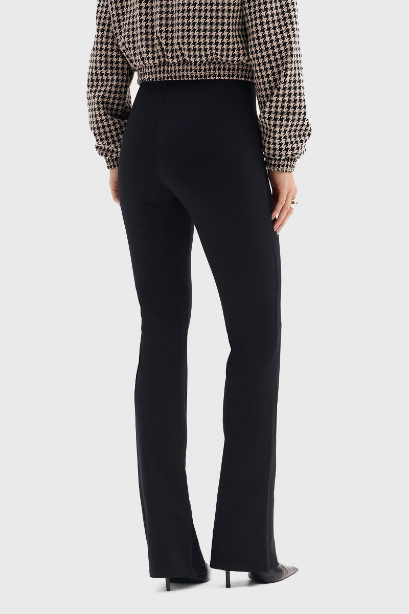 Calça Montaria Flor de Lis Flare VPE Lisa Detalhe Nervura Fechamento Lateral Zíper Preto Calça Montaria Flor de Lis Flare VPE Lisa Detalhe Nervura Fechamento Lateral Zíper Preto