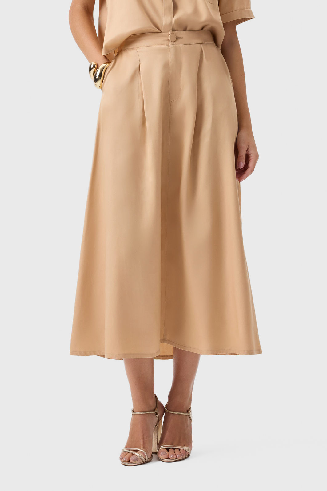 Saia Midi Flor de Lis Liocel Lisa Detalhe Drapeado Bolso Faca Bege Saia Midi Flor de Lis Liocel Lisa Detalhe Drapeado Bolso Faca Bege