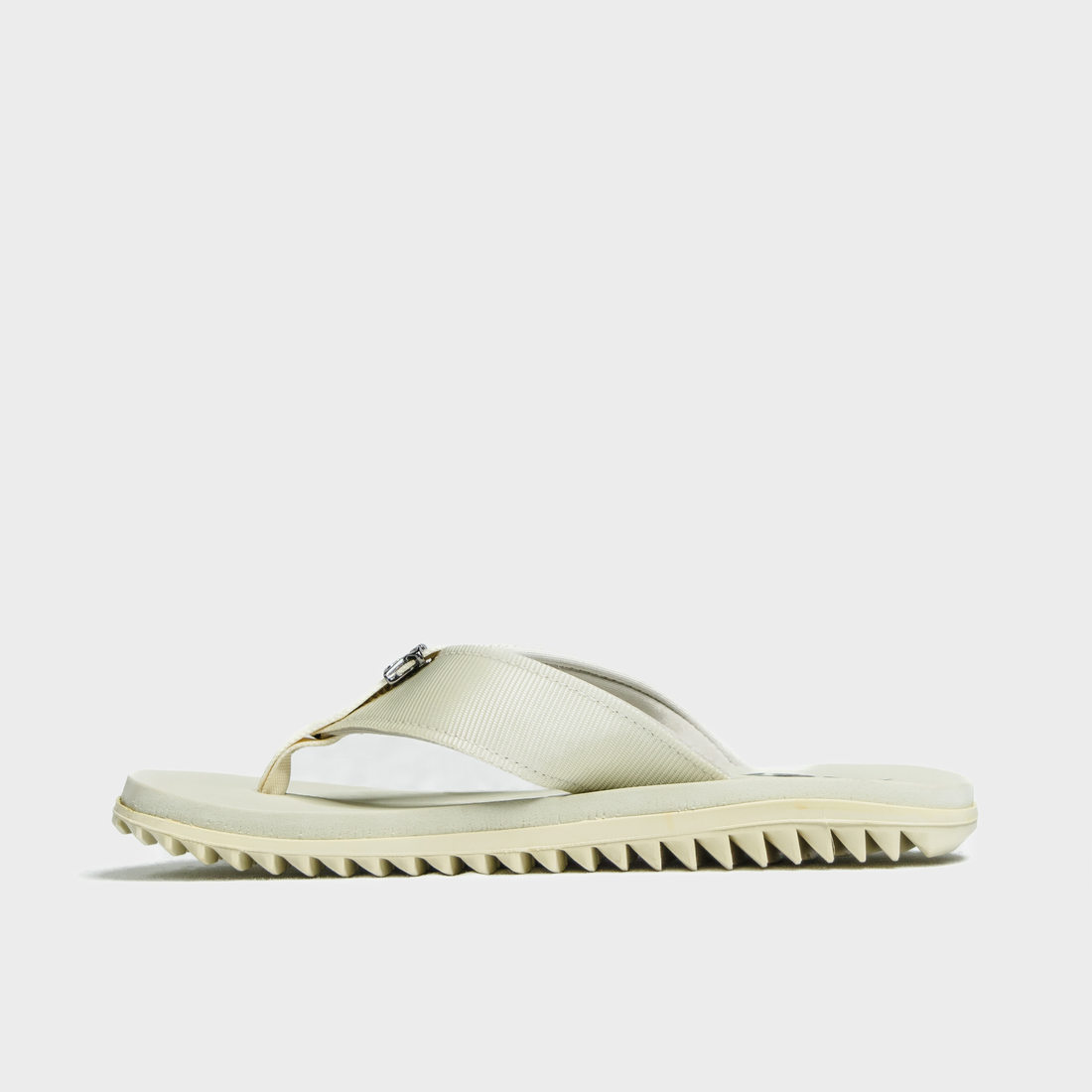 Chinelo Kenner Kivah Tira Metal Logo Solado Tratorado Off White