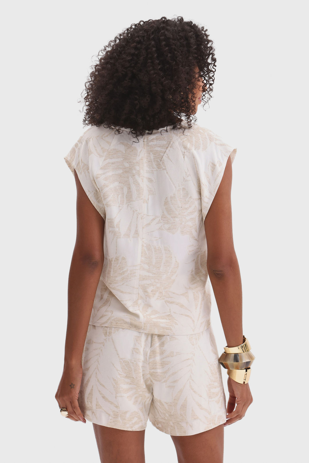 Blusa Flor de Lis Viscose Linho Decote V Manga Curta Estampa Folhas Off White