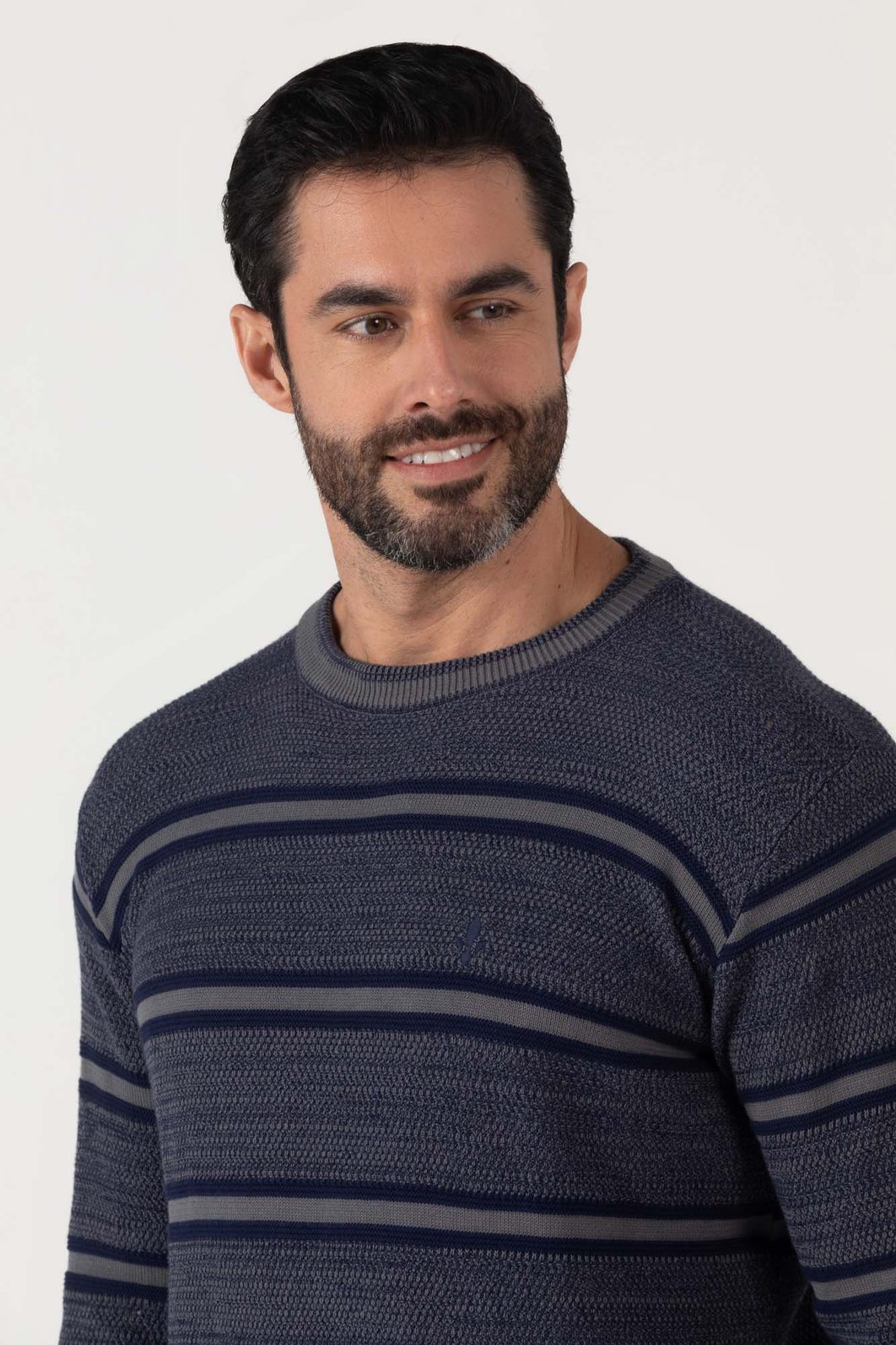 Blusa Suéter Dlz Tricô Algodão Estampa Listras Aplicação Logo Azul Blusa Suéter Dlz Tricô Algodão Estampa Listras Aplicação Logo Azul