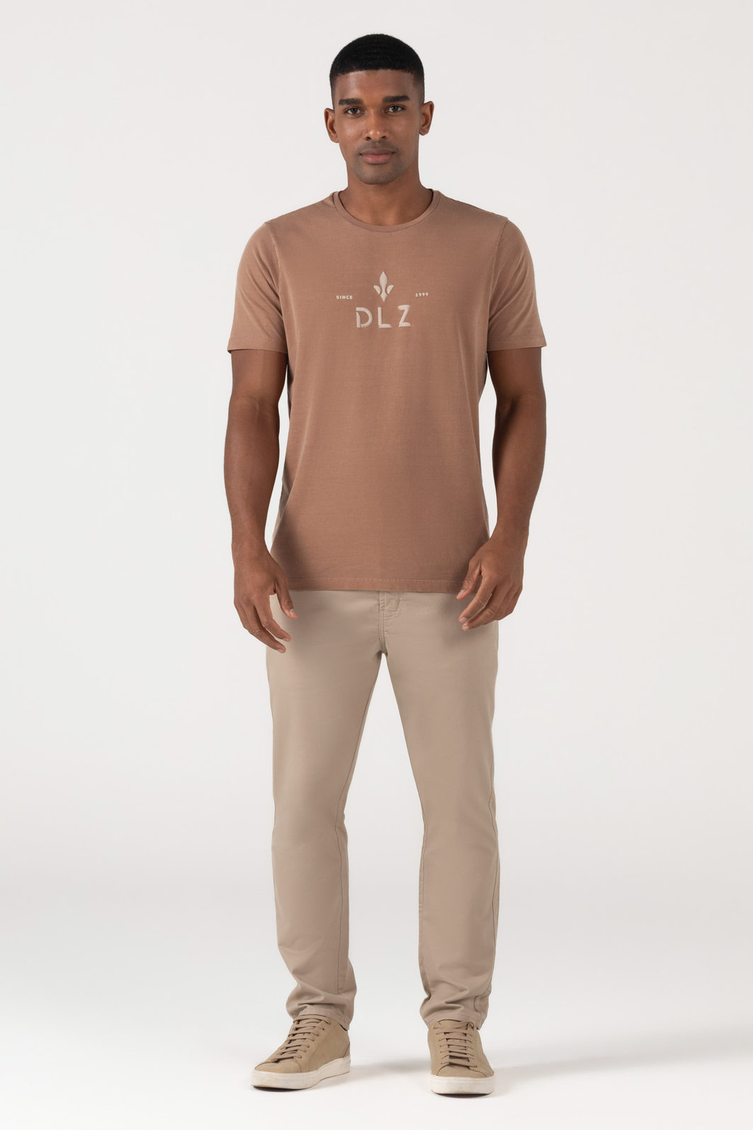 Camiseta Dlz Algodão Regular Manga Curta Estampa Escrita Logo Bege Camiseta Dlz Algodão Regular Manga Curta Estampa Escrita Logo Bege