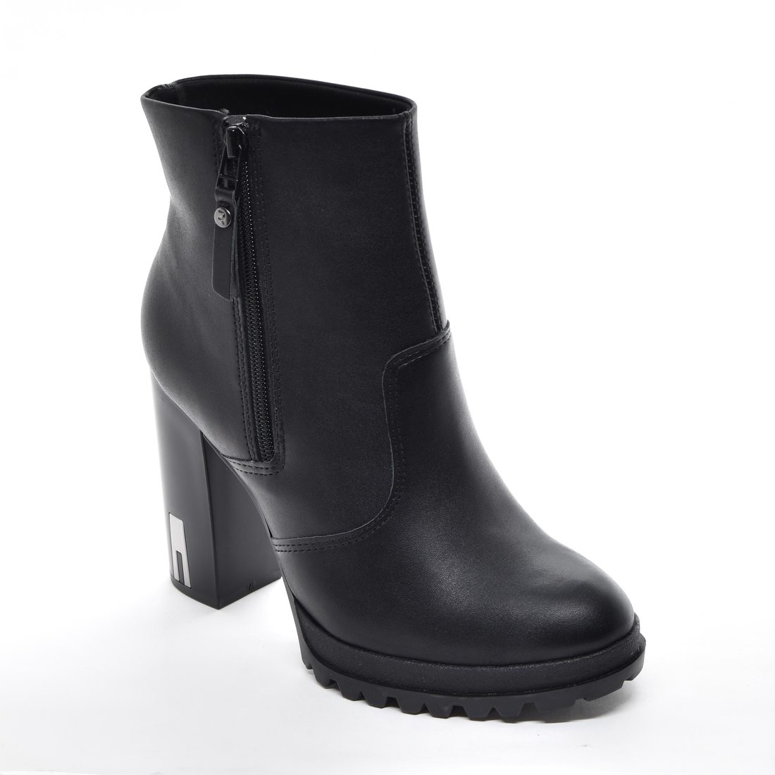 Bota Ramarim Cano Médio Lisa com Recortes Salto Alto Grosso Detalhe Metal Solado Tratorado Preto Bota Ramarim Cano Médio Lisa com Recortes Salto Alto Grosso Detalhe Metal Solado Tratorado Preto