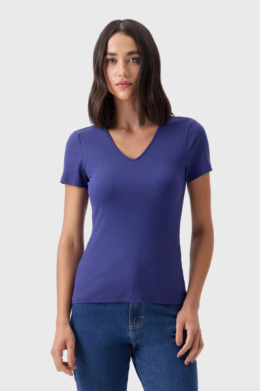 Blusa Flor de Lis Malha Canelada Decote V Manga Curta Aplicação Bordado Logo Azul