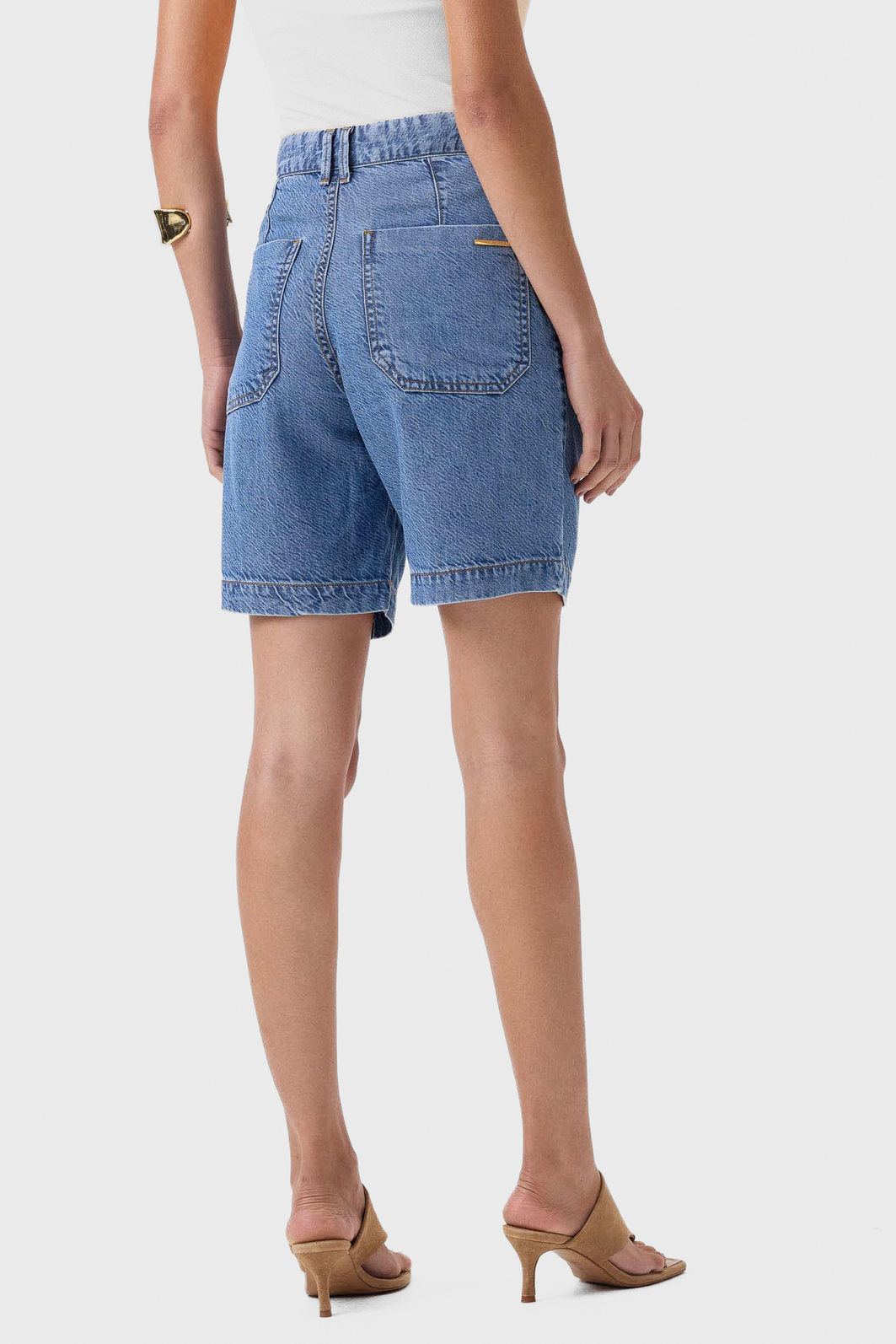 Bermuda Jeans Flor de Lis Meia Coxa Detalhe Drapeada Bolso Faca Azul Claro