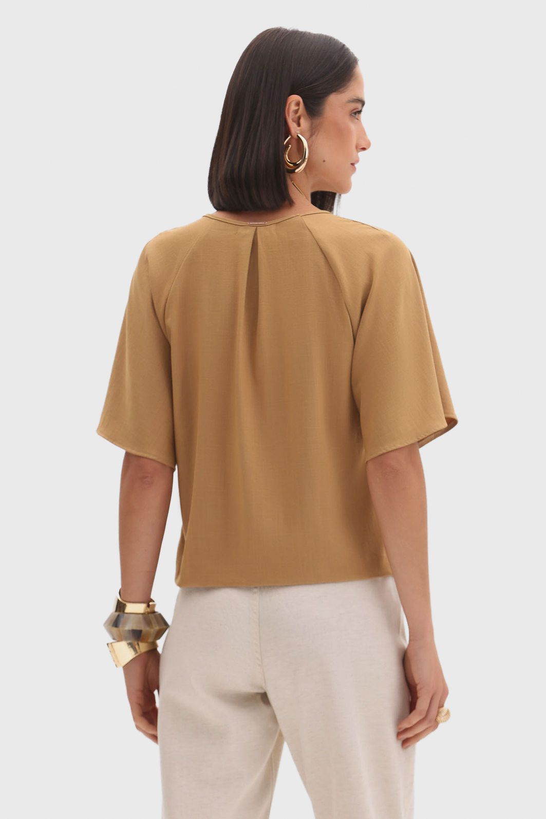 Blusa Flor de Lis PVE Gola Detalhe Drapeado Manga Curta 3/4 Lisa Bege