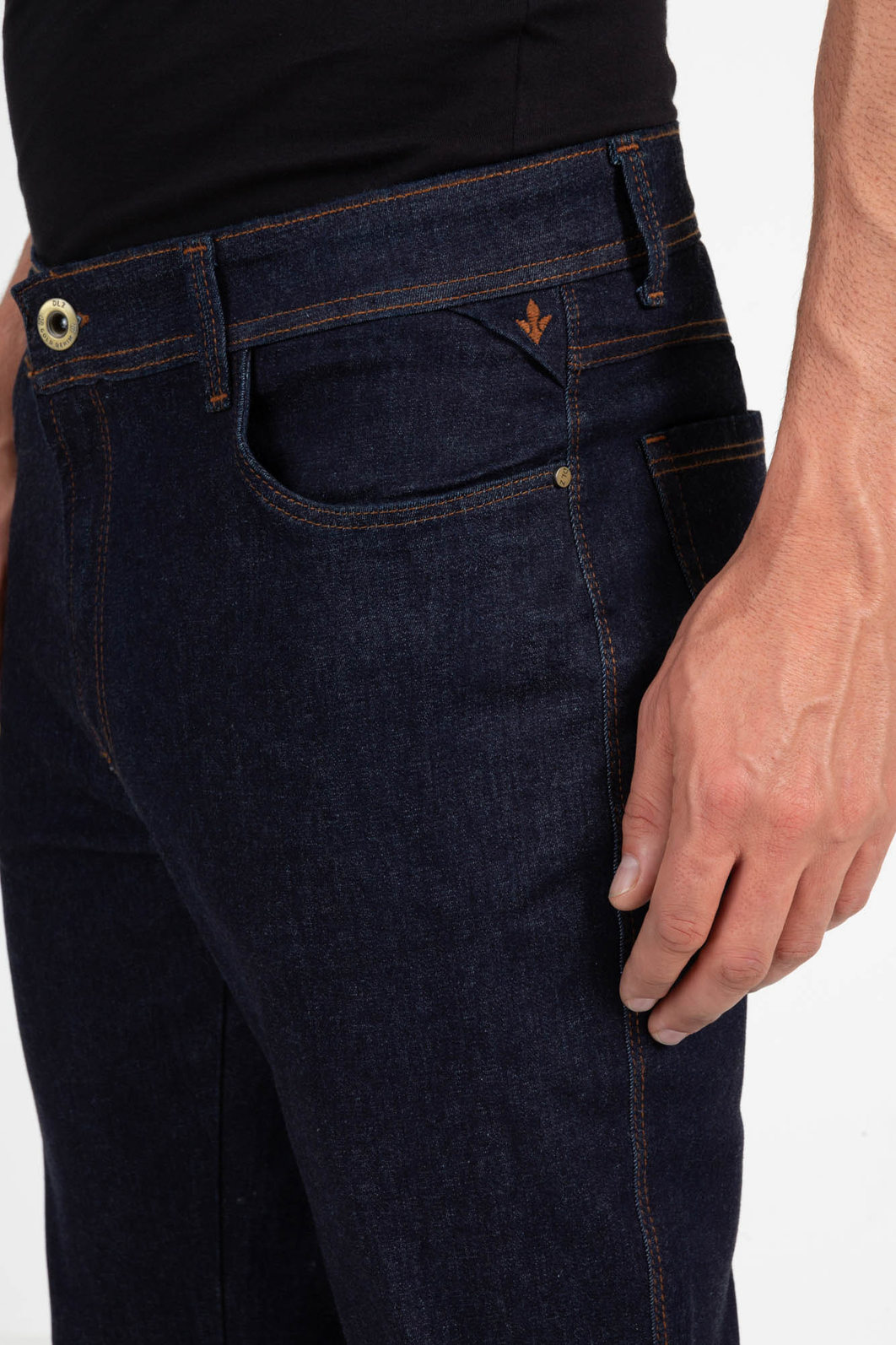 Calça Jeans Slim AEE com Bolso Aplicação Bordado Logo Azul Escuro