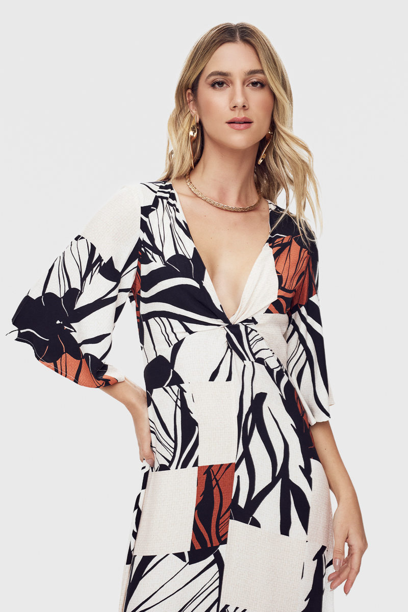 Vestido Flor de Lis Viscose Decote V Detalhe Drapeado Manga Curta Estampa Flores Fechamento Posterio