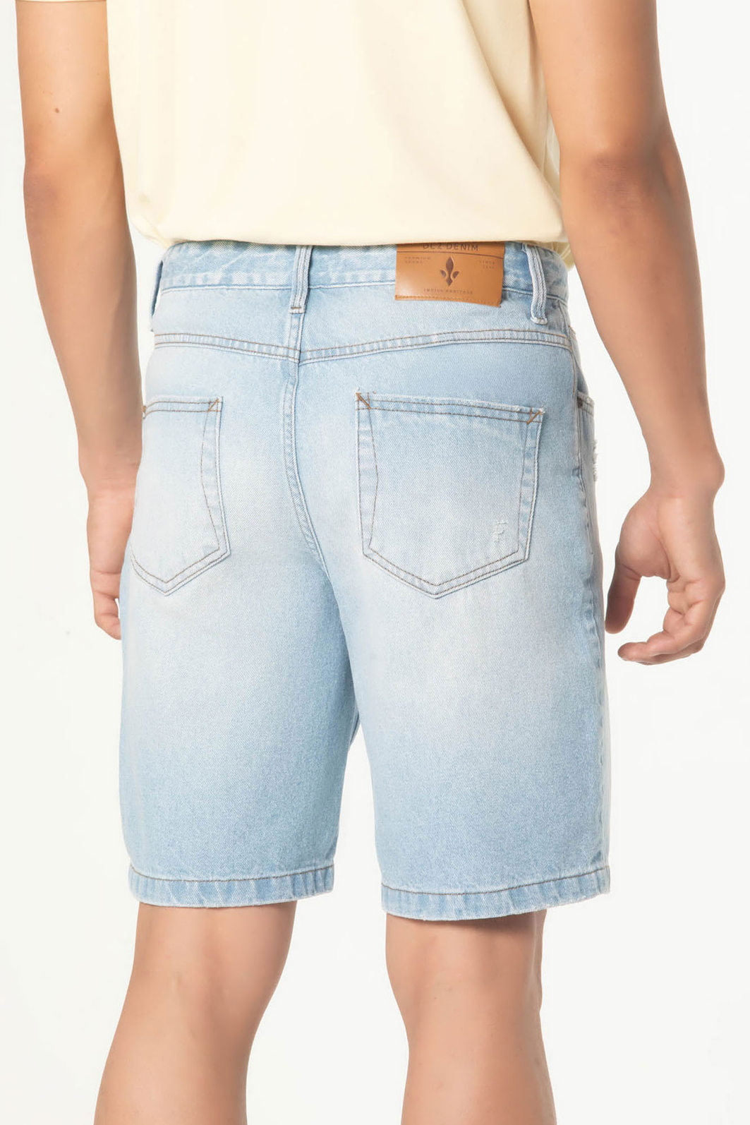 Bermuda Dlz Jeans Slim com Bolso Aplicação Metal Logo Detalhe Desfiado Azul Claro Bermuda Dlz Jeans Slim com Bolso Aplicação Metal Logo Detalhe Desfiado Azul Claro