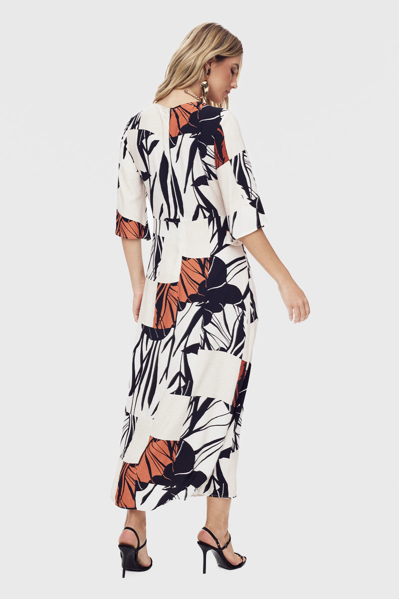 Vestido Flor de Lis Viscose Decote V Detalhe Drapeado Manga Curta Estampa Flores Fechamento Posterio