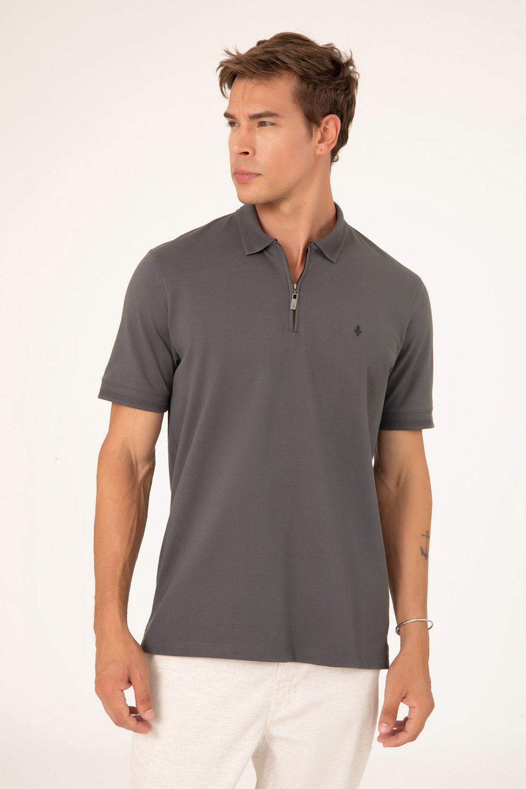 Camisa Polo Dlz Algodão Egípcio Gola Colarinho Detalhe Zíper Ribana Trabalhada Manga Curta Aplicação Camisa Polo Dlz Algodão Egípcio Gola Colarinho Detalhe Zíper Ribana Trabalhada Manga Curta Aplicação