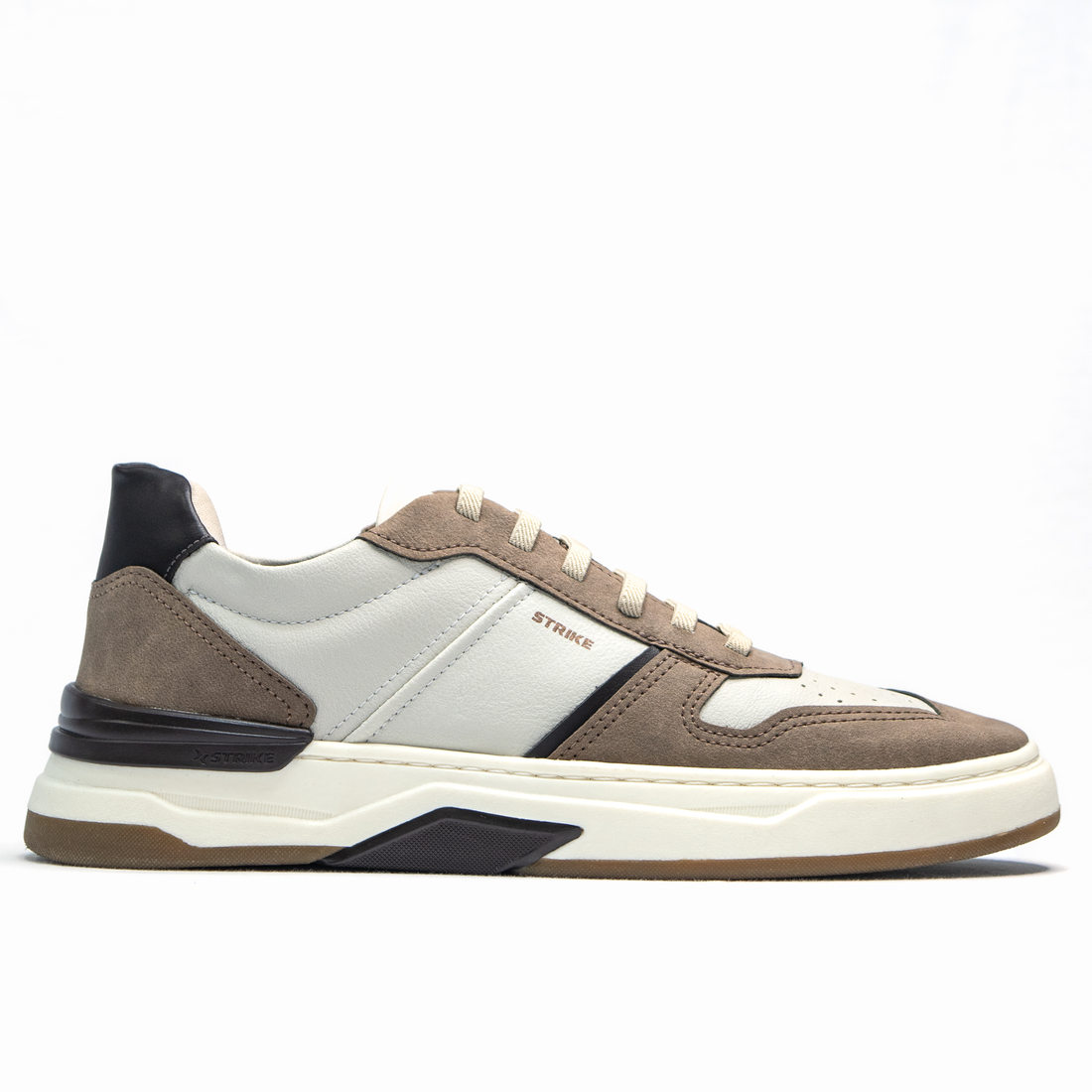 Tênis Strike Space Bicolor Cadarço Elástico Detalhe Microperfuros Solado Tratorado Bege Tênis Strike Space Bicolor Cadarço Elástico Detalhe Microperfuros Solado Tratorado Bege