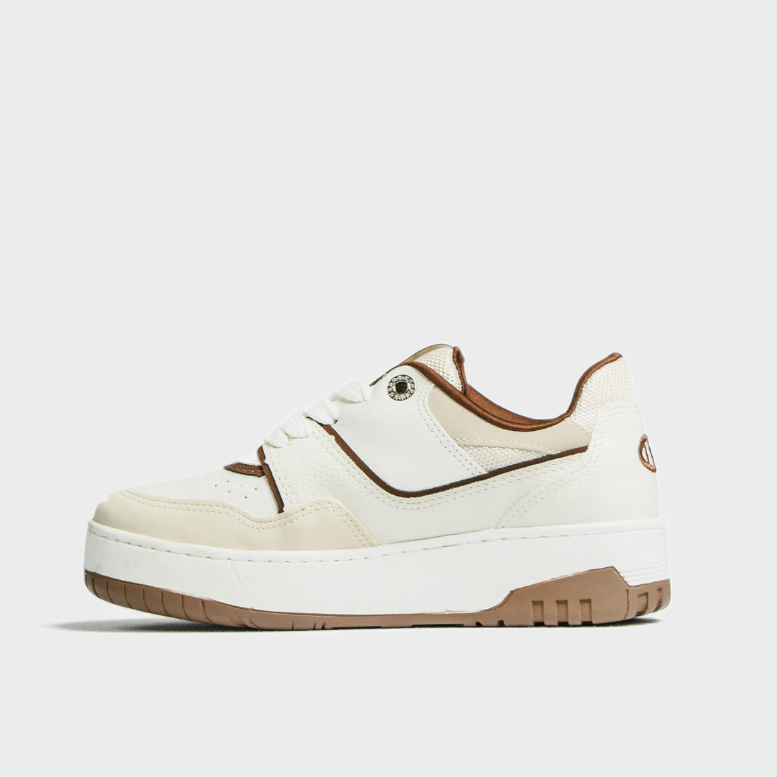 Tênis Jogger Via Marte Língua Nylon com Recortes Camurça Mini Croco Off White e Marrom Tênis Jogger Via Marte Língua Nylon com Recortes Camurça Mini Croco Off White e Marrom