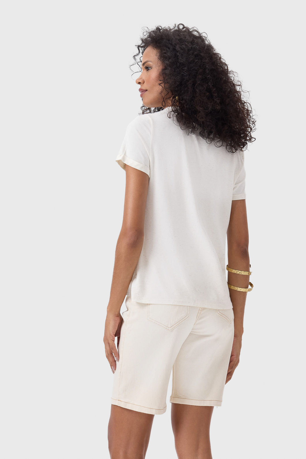 Blusa Flor de Lis Viscose Linho Manga Curta Estampa Folha Detalhe Escrita Bege