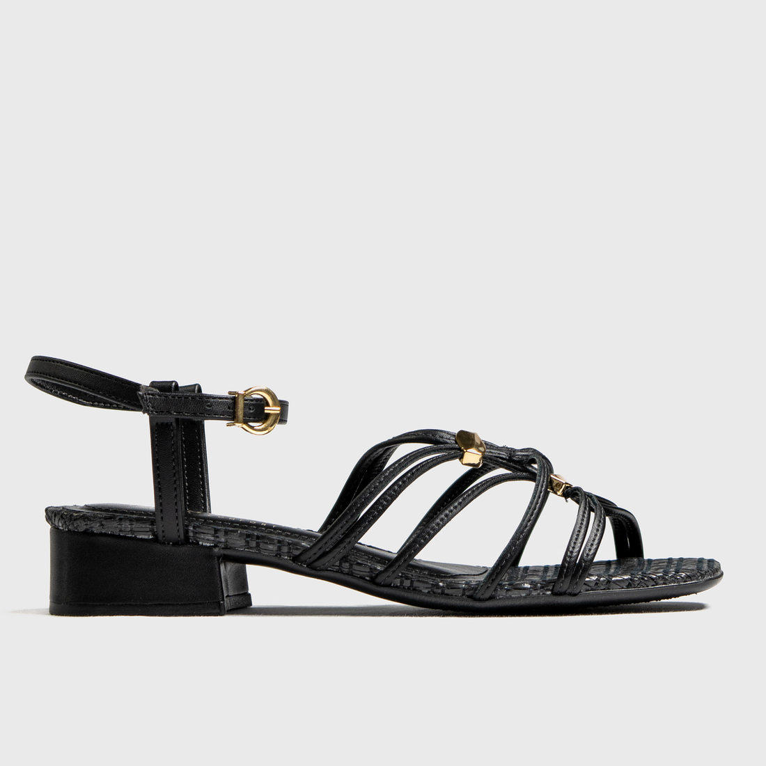 Sandália Ramarim Bico Quadrado Tiras Vazada Aplicação Metal Palmilha Tressê Fechamento Fivela Salto Sandália Ramarim Bico Quadrado Tiras Vazada Aplicação Metal Palmilha Tressê Fechamento Fivela Salto