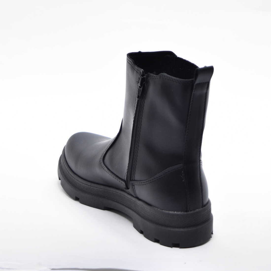 Bota Kidy Cano Médio com Recortes Lateral Detalhe Elástico com Brilho Fechamento Zíper Preto