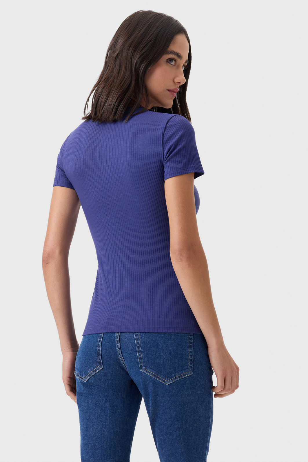 Blusa Flor de Lis Malha Canelada Decote V Manga Curta Aplicação Bordado Logo Azul