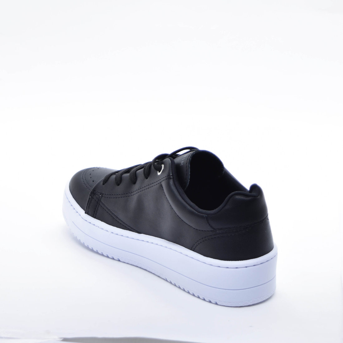 Tênis Flatform Ramarim com Recortes Detalhe Escrita Solado Emborrachado Tratorado Preto Tênis Flatform Ramarim com Recortes Detalhe Escrita Solado Emborrachado Tratorado Preto