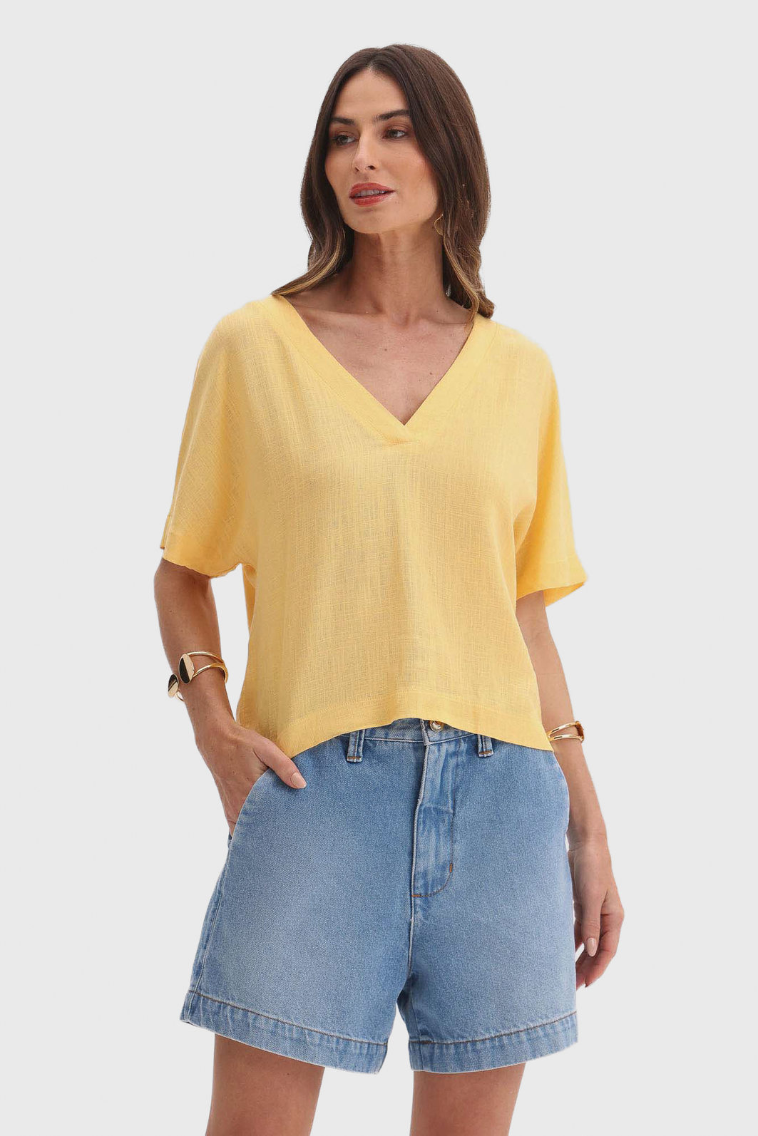 Blusa Flor de Lis Viscose Linho Decote V Manga Curta Lisa Amarelo