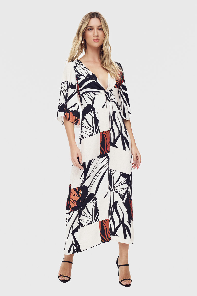 Vestido Flor de Lis Viscose Decote V Detalhe Drapeado Manga Curta Estampa Flores Fechamento Posterio