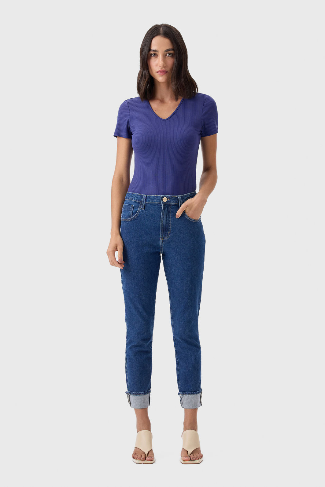 Blusa Flor de Lis Malha Canelada Decote V Manga Curta Aplicação Bordado Logo Azul