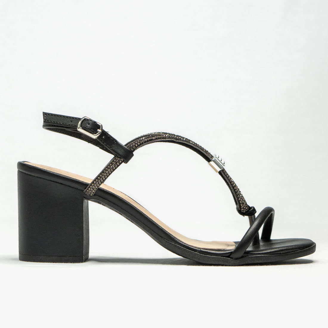 Sandália Ramarim Tira Strass Ajustável Vazada Salto Médio Grosso Fechamento Fivela Preto Sandália Ramarim Tira Strass Ajustável Vazada Salto Médio Grosso Fechamento Fivela Preto