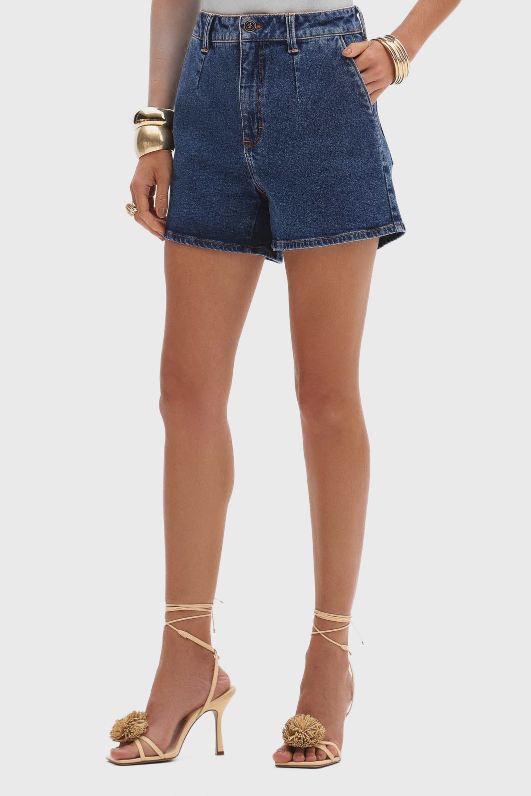 Short Jeans Flor de Lis Hot Pants Algodão Elastano Detalhe Drapeado Bolso Faca Azul Médio