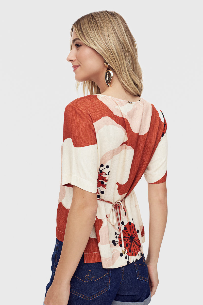 Blusa Flor de Lis Viscose Manga Curta Estampa Flor com Amarração Bege