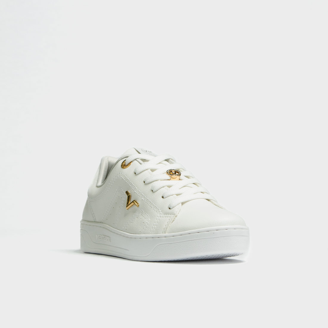 Tênis Via Marte Lateral Recortes Microperfuros Aplicação Logo Cadarço Detalhe Metal Branco