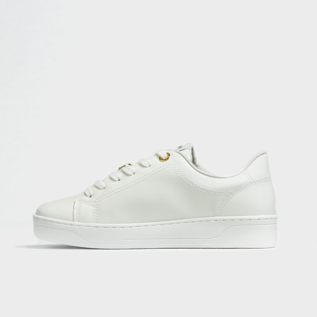 Tênis Via Marte Lateral Recortes Microperfuros Aplicação Logo Cadarço Detalhe Metal Branco