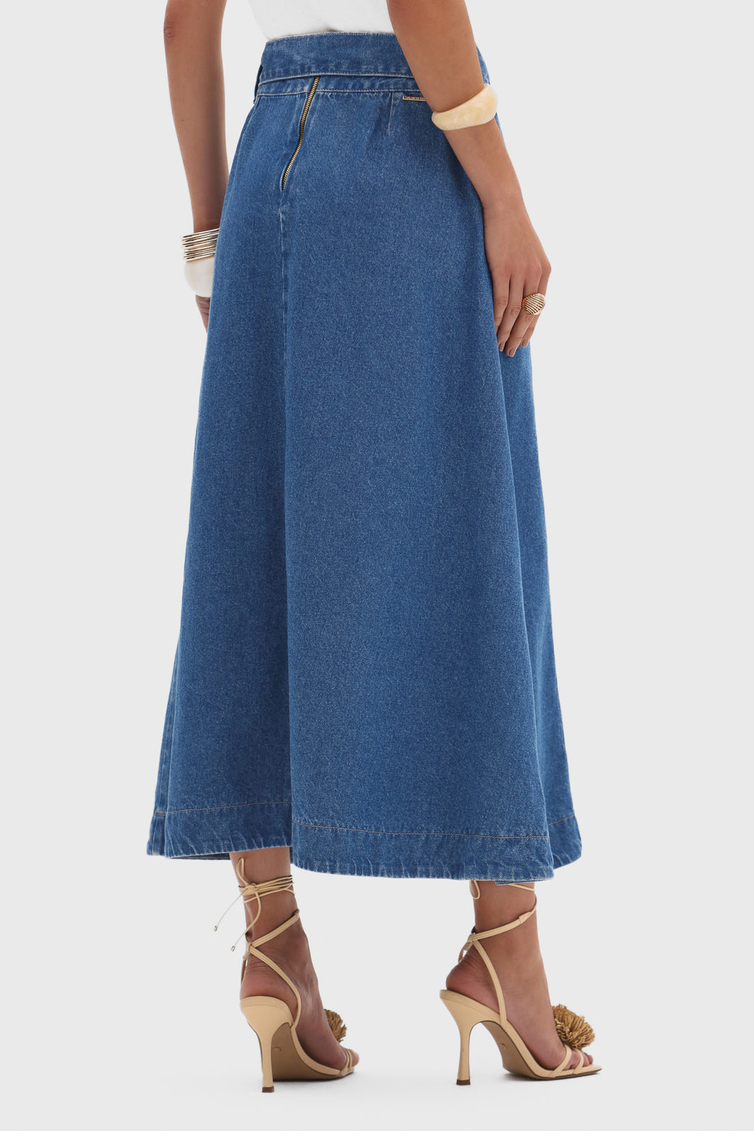 Saia Midi Flor de Lis Jeans Algodão Lisa Bolso Faca Acompanha Cinto Fechamento Posterior Zíper Azul Saia Midi Flor de Lis Jeans Algodão Lisa Bolso Faca Acompanha Cinto Fechamento Posterior Zíper Azul