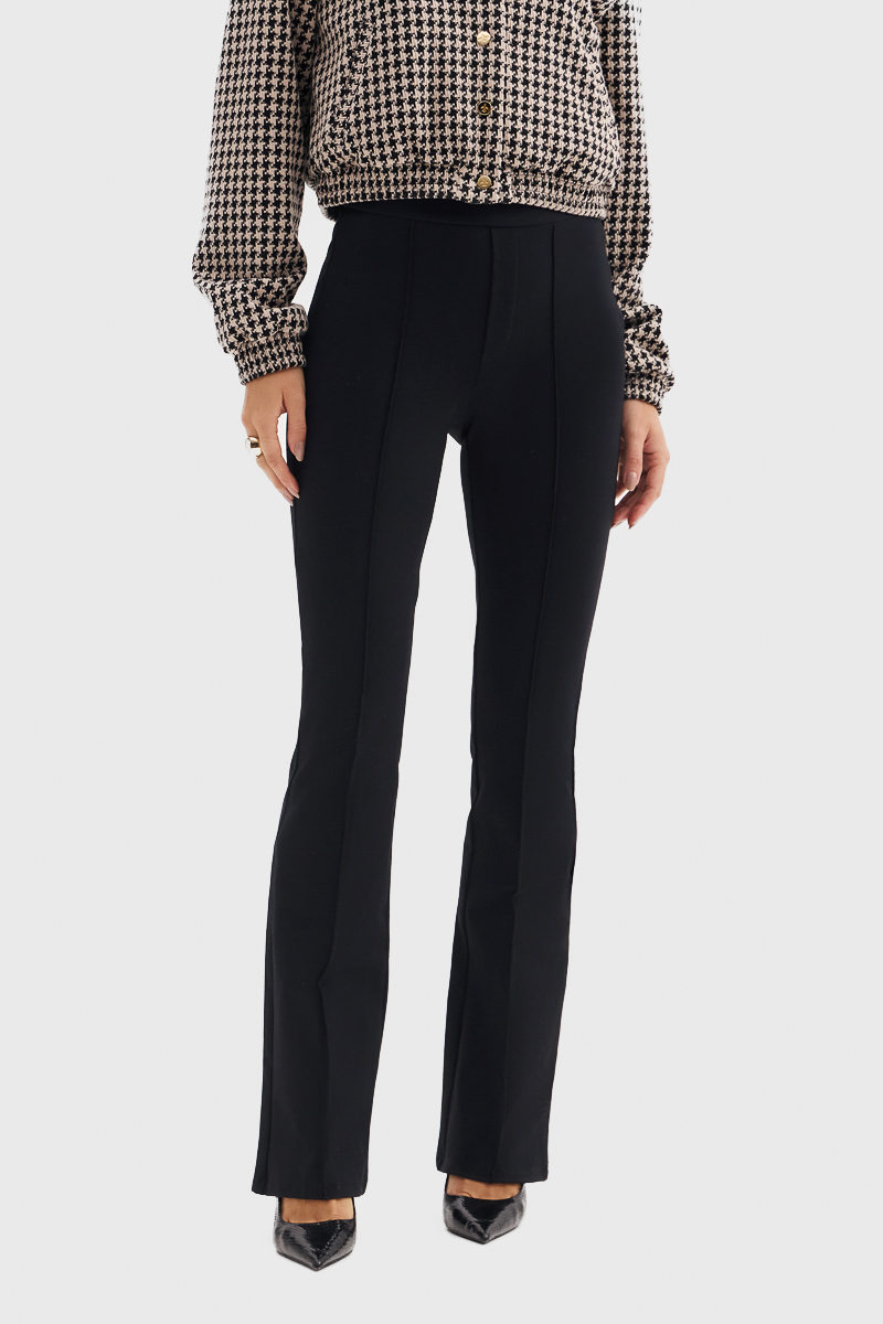 Calça Montaria Flor de Lis Flare VPE Lisa Detalhe Nervura Fechamento Lateral Zíper Preto Calça Montaria Flor de Lis Flare VPE Lisa Detalhe Nervura Fechamento Lateral Zíper Preto