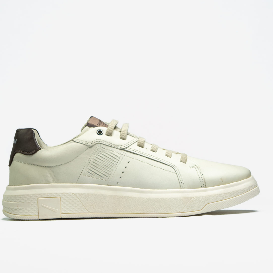 Sapatênis Ferracini Dream Couro Cadarço Elástico com Recortes Pesponto Solado Trabalhado Off White