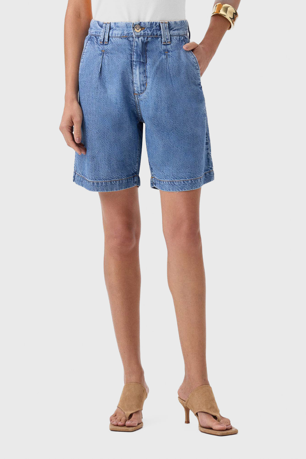 Bermuda Jeans Flor de Lis Meia Coxa Detalhe Drapeada Bolso Faca Azul Claro