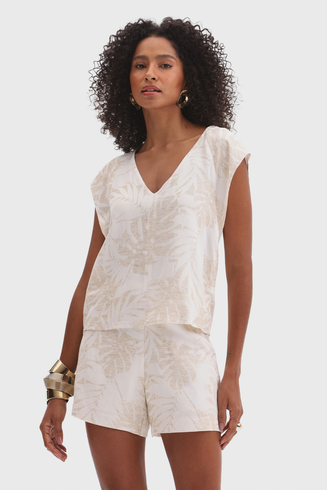 Blusa Flor de Lis Viscose Linho Decote V Manga Curta Estampa Folhas Off White